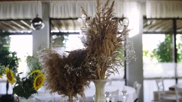 Váza zdobená sušenými květinami, květinová kytice na stole uvnitř — Stock video