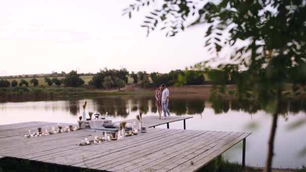 Пара влюбленных, обнимающихся и счастливых на деревянной палубе. — стоковое видео