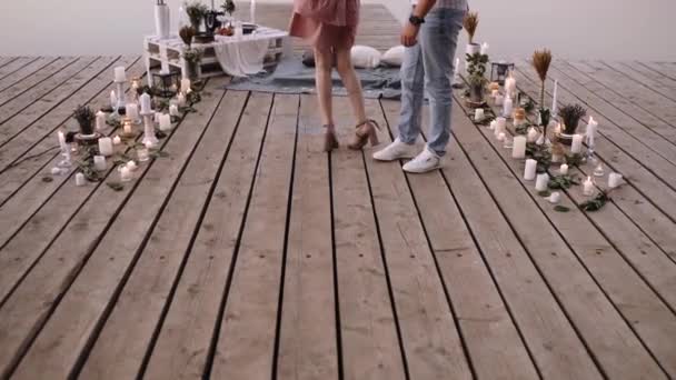 Detalhe com os pés de um casal apaixonado, enquanto gira em um convés. — Vídeo de Stock