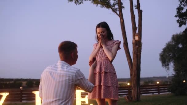 若い男が恋人に結婚を求める感情的な瞬間。ロマンチックなカップル. — ストック動画