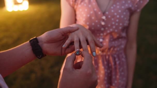 Крупним планом, в якому молодий чоловік пропонує своєму коханому шлюбу . — стокове відео