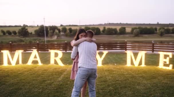 Aufregender Moment, als eine junge Frau um Heirat gebeten wurde. Romantischer Abend. — Stockvideo