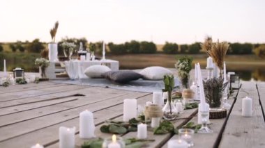Evlilik istekleri için romantik dekor unsurları. Romantik açık hava yemeği..