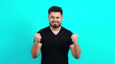 İyi haberleri duyan ve mutlu olan genç adam, elini kaldırır ve eğlenir.