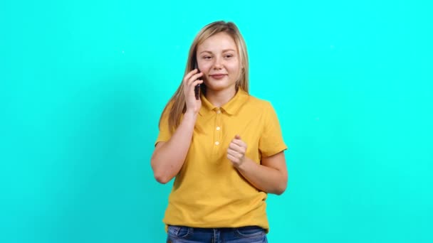 幸せな若い女性は電話で良いニュースを見つける. — ストック動画