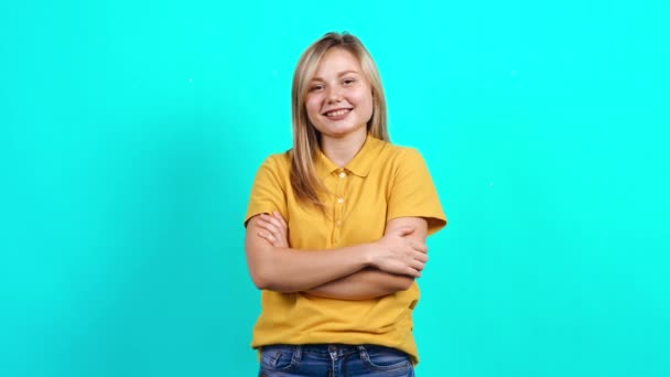 Happy young woman with beautiful smile looks in the room. — Stock Video