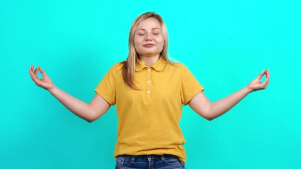 Die junge Frau macht Yoga, um sich vor dem Zimmer zu entspannen. — Stockvideo