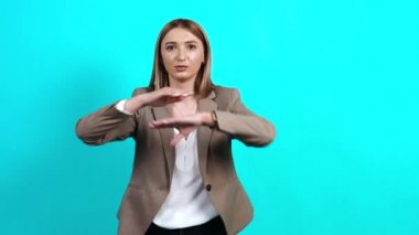 Mutlu genç bayan iyi hissettiğini söylemek için eliyle bir jest yapıyor..