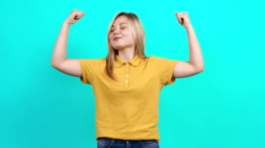 Şişman genç kadın sonuçtan memnun olarak kaslarını gösteriyor..