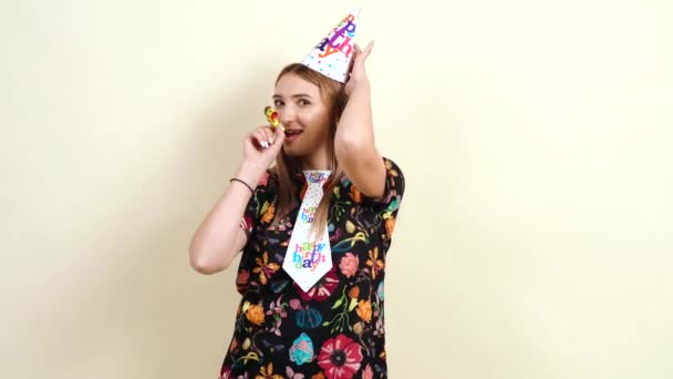 A vidám fiatal nő jól érzi magát a születésnapján.. — Stock videók