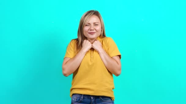 Die junge Frau in der Schwebe, am Ende springt sie vor Freude auf. — Stockvideo