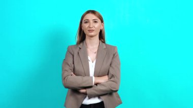 Zeki, kendine odaklanmış iş ceketli kadın, odaya ciddi ciddi bakıyor.