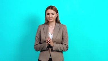Son derece gergin, korku içinde, iş ceketli bir kadın.,