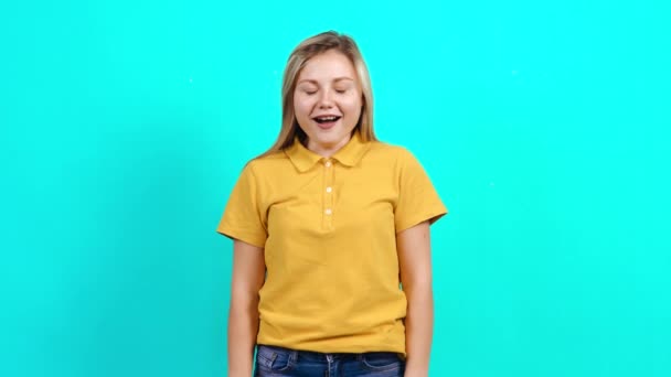 Vzrušená a překvapená mladá žena nahlédne do místnosti, na konci se usměje. — Stock video