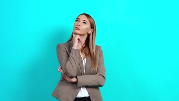 Erwachsene Frau mit braunen Haaren, nachdenklich, in Businessjacke — Stockvideo