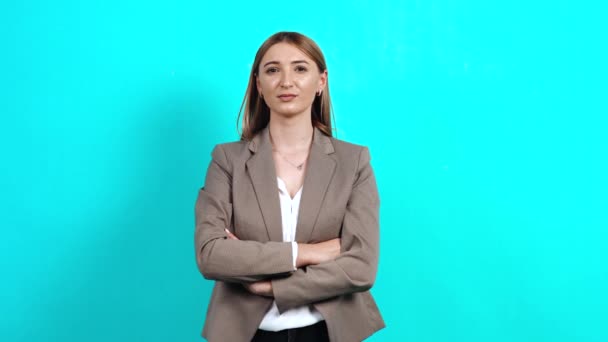 Mujer inteligente, auto-enfocada en la chaqueta de negocios, mirando seriamente a la habitación — Vídeos de Stock