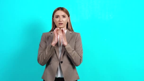 Adult woman, nervous, enthusiastic, in business style, suit that crosses her fingers — Stock Video