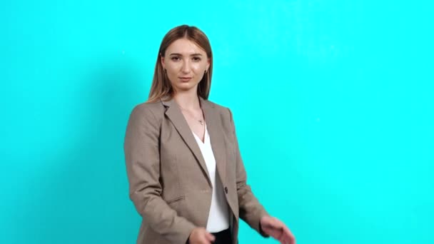 Dospělá obchodnice v obleku mnula si ruce a ukazovala peníze gesto s úsměvem na pokoji — Stock video