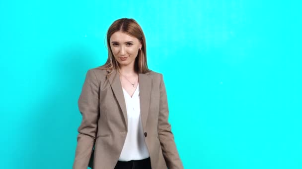 Mulher adulta, arrogante, teimosa, em jaqueta de estilo de negócios, imitando chifres — Vídeo de Stock