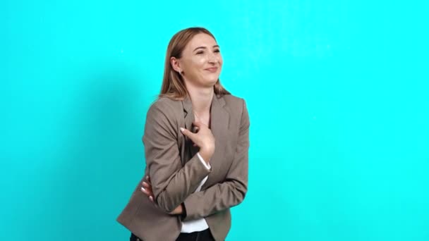 Maravillosa mujer alegre, con sarcasmo y burla, señalando a la habitación y sonriendo — Vídeo de stock