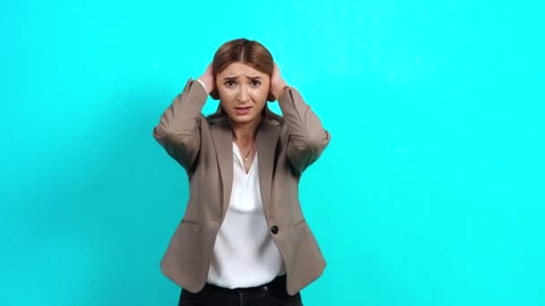 Volwassen vrouw met lang bruin haar, gek, schreeuwend boos, hand op haar hoofd — Stockvideo