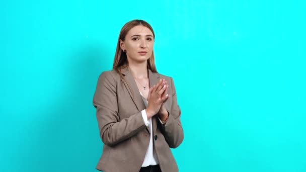 Une jeune femme rusée et entreprenante planifie un mauvais plan — Video