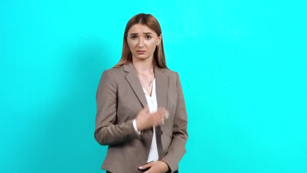 Запутавшаяся молодая женщина в деловой куртке пожимает плечами, озадаченная информацией, — стоковое видео
