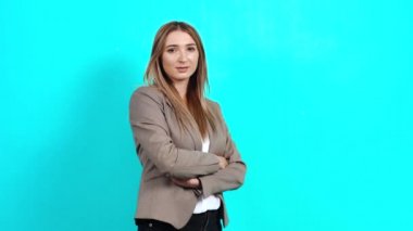 Uzun kahverengi saçlı heyecanlı genç bir kadının profil portresi. Şaşırtıcı bir şekilde odaya bakıyor.