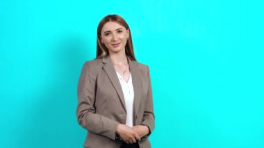 Geleceği planlayan ve hayal eden genç bir kadının profil portresi.