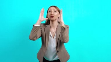 Pozitif ve duygusal genç bir kadın, elini ağzının yanında tutarak bağırıyor.