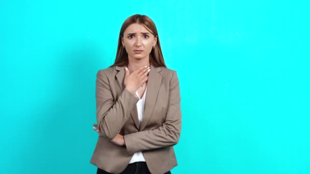 Fiatal nő kellemetlen érzés, kellemetlen érzés és torokfájás — Stock videók