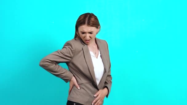 Profilo ritratto di giovane donna d'affari in giacca e cravatta, massaggiando la colonna vertebrale intorpidita — Video Stock