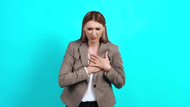 Depresyondaki genç kadın, iş elbisesi içinde, nefes almaya çalışırken göğsünde ağrı hisseden. — Stok video