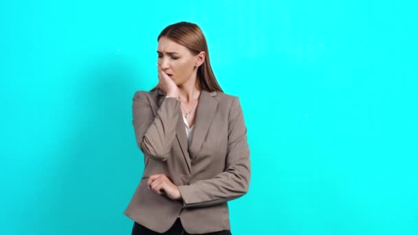 Mujer joven frustrada en traje de negocios, tocándose la mejilla, sintiendo dolor de muelas agudo — Vídeo de stock
