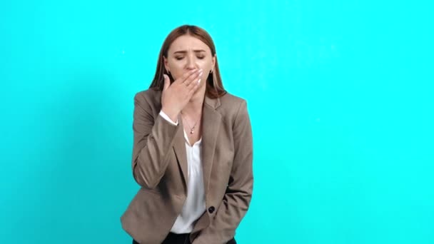 Young woman with brown hair, in business style, cough, cough closing her mouth with her hand — Stock Video