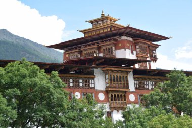 Punhaka manastırına dzong da denir.