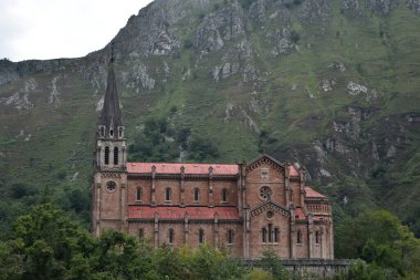 Covadonga 'da dağlarla korunan bir Katolik tapınağı.