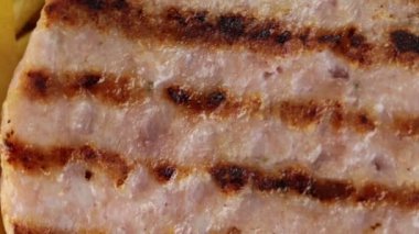 Hamburger ve patates kızartması