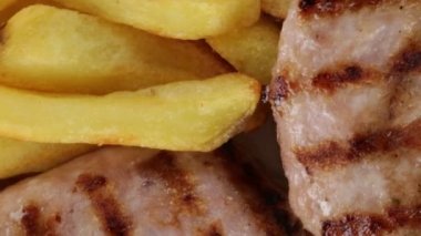 Hamburger ve patates kızartması