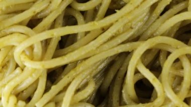 Pesto soslu spagetti.
