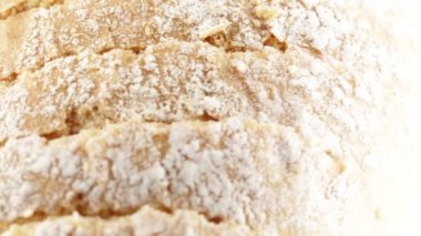 Dilimler halinde kesip ekmek fırında pişmiş
