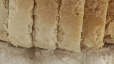 Dilimler halinde kesip ekmek fırında pişmiş