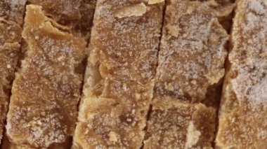 Dilimler halinde kesip ekmek fırında pişmiş