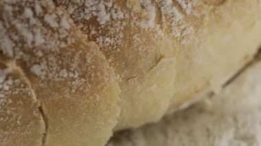 Dilimler halinde kesip ekmek fırında pişmiş