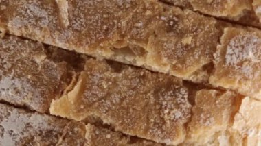 Dilimler halinde kesip ekmek fırında pişmiş