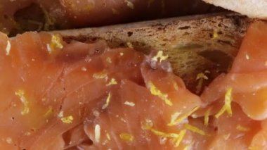 Bruschetta biyo somon ile