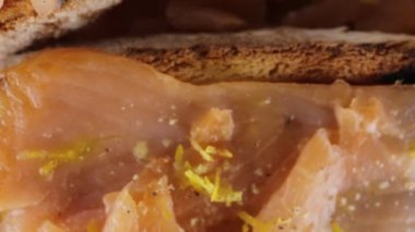 Bruschetta biyo somon ile