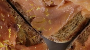 Bruschetta biyo somon ile