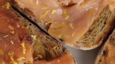 Bruschetta biyo somon ile