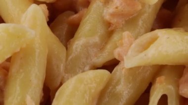 Somon ve krema ile penne